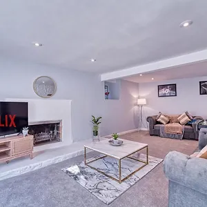 The Stylish Gem Of - Football Table - Sleeps 10 Bath