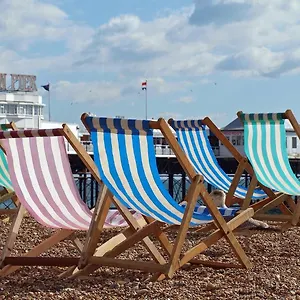 Beachside Retreat 2-bedroom Gem With Free Private Parking & Outdoor Space , Hove Royaume-Uni